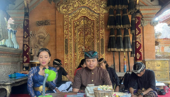 There’s Reading, and Then There’s Polyphonic Reading of Palm-Leaf Manuscripts in Lombok